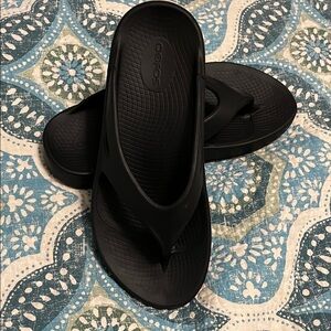 OOFOS Black Flip Flops